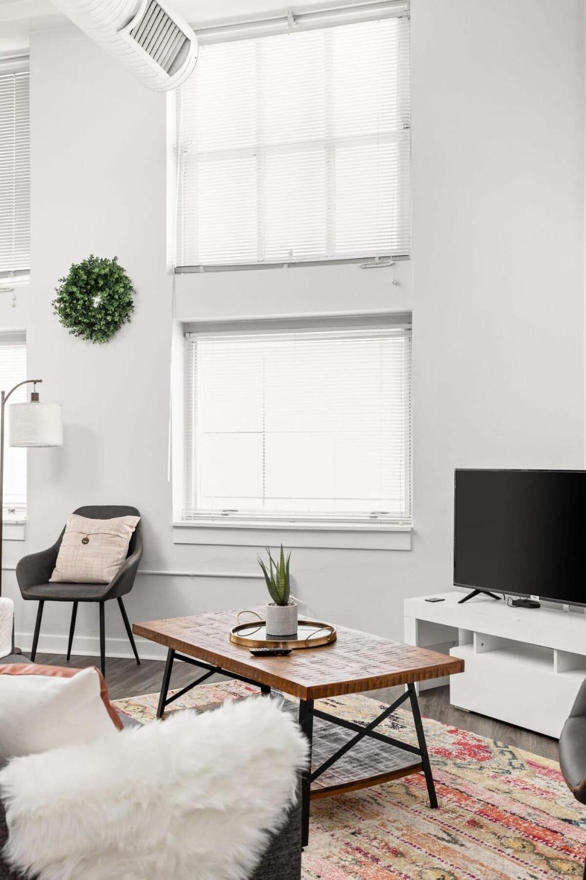 Modern Downtown 2br 2ba By Cozysuites